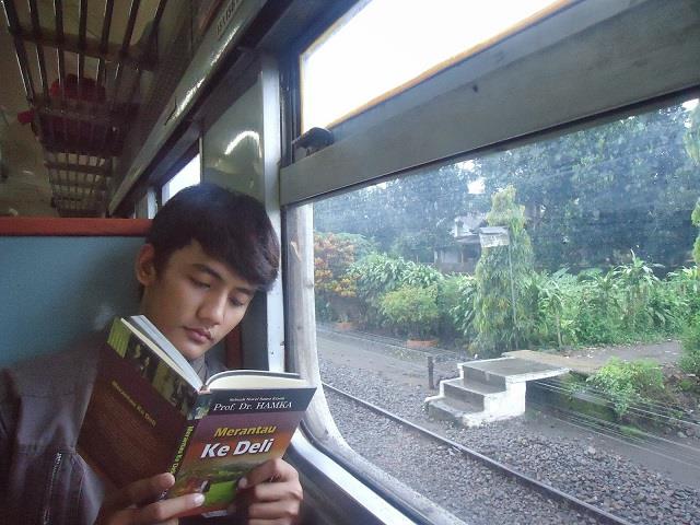 membaca dalam kereta api pun kadang kadang menjadikan anda pening