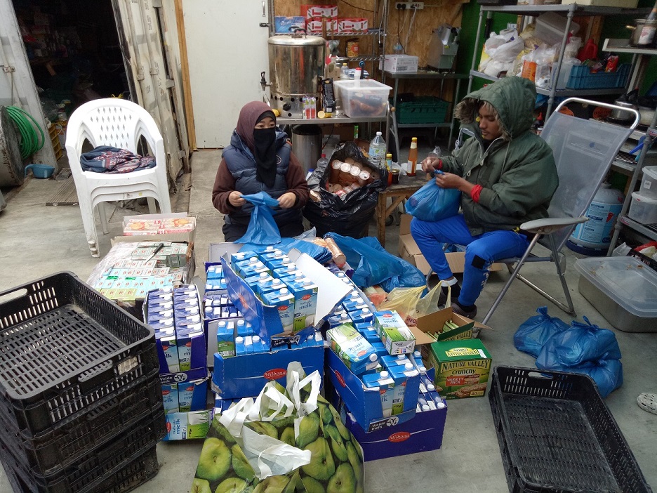 menyiapkan food pack untuk diberikan kepada pelarian
