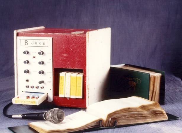 mesin karaoke pertama dicipta pada tahun 70 an
