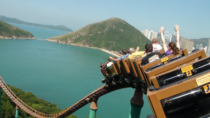 naik roller coaster dengan pandangan menakjubkan di ocean park hong kong