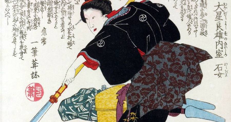 onna bugeisha memegang naginata