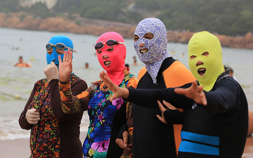 orang china pakai mask suit di pantai elak sebab nak putihkan kulit