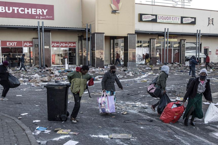 orang ramai mencuri dari pasar raya berikutan rusuhan di afrika selatan 187