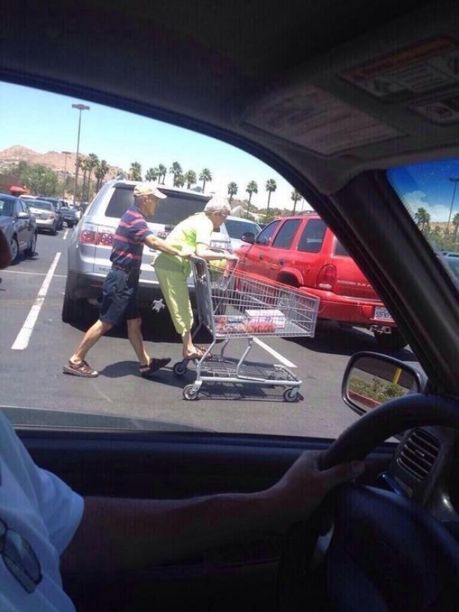 orang tua main troli di supermarket