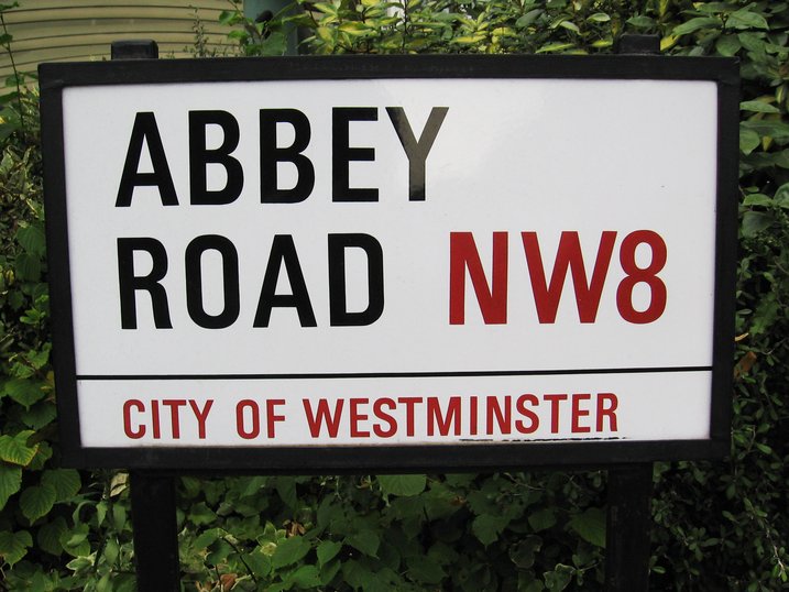 papan tanda jalanan di london