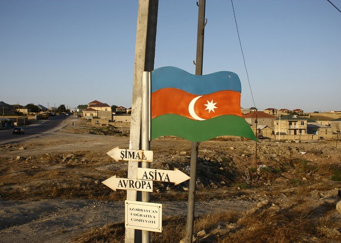 papan tanda sempadan benua azerbaijan
