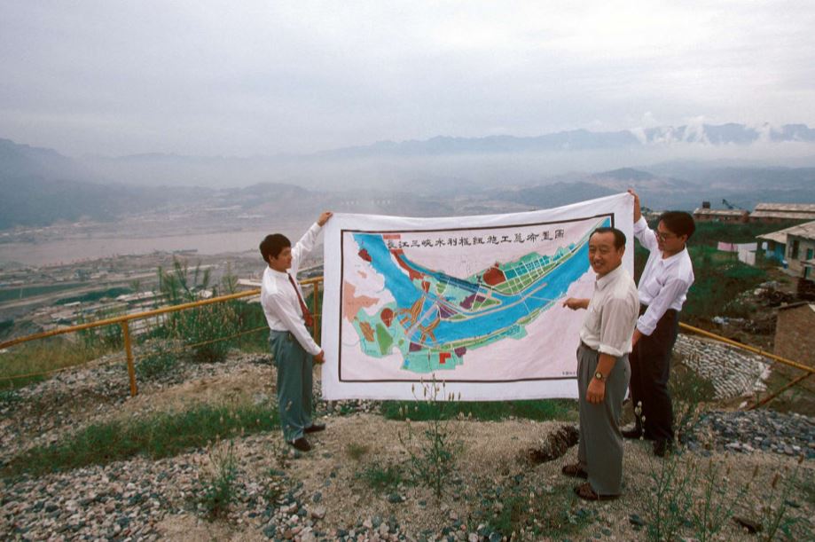 para pekerja menunjukkan pelan empangan three gorges pada september 1995