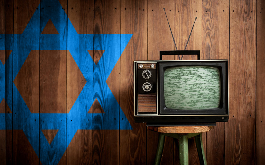paranoid ketakutan orang israel menonton tv hitam putih