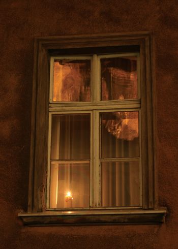 pasang lilin di tepi tingkap untuk mendapatkan feel kerohanian