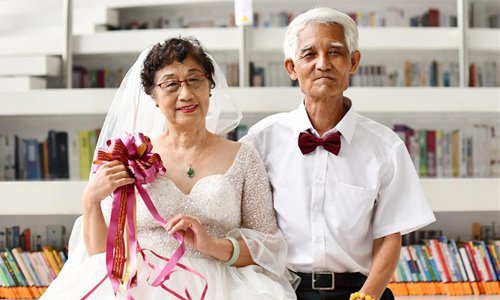 pasangan kahwin usia tua