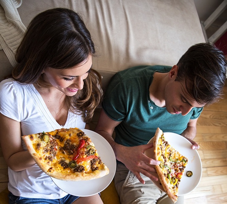 pasangan makan pizza depan tv boleh gemuk