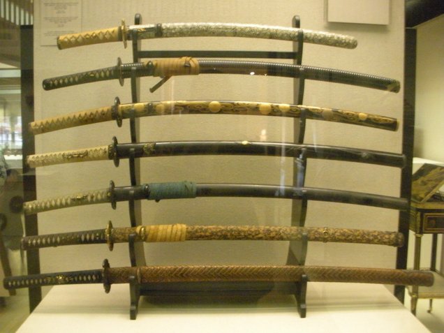 pedang samurai kuno yang telah ditempatkan di muzium