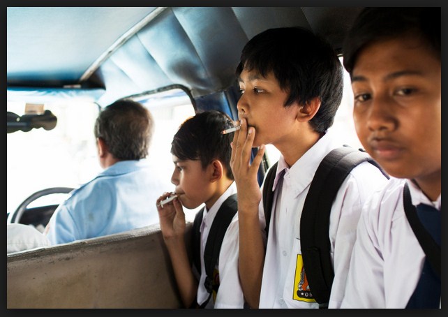 pelajar merokok dalam van sekolah