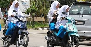 pelajar sekolah menengah bawa motor tak pakai helmet