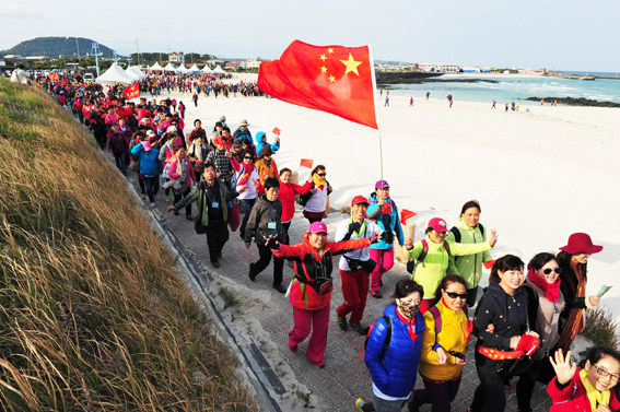pelancong china bergerak dalam kumpulan yang ramai