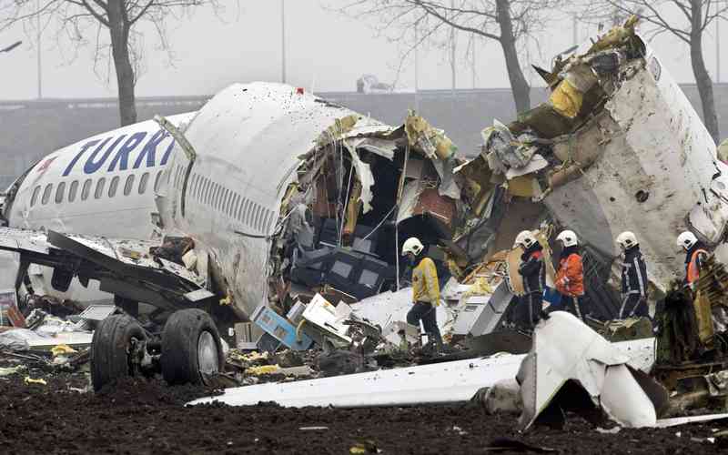 pelanggaran kapal terbang serpihan pesawat mayat bergelimpangan