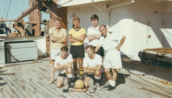 pelaut bermain bola sepak di kapal