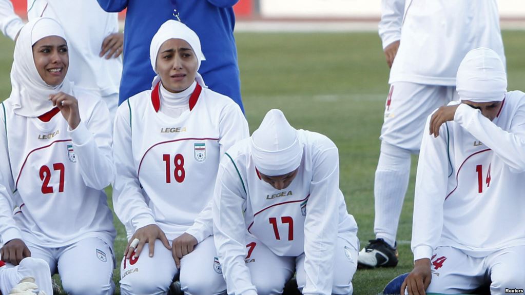 pemain bola sepak iran wanita menangis