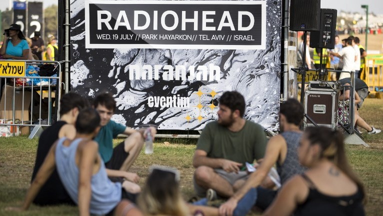 peminat di israel menunggu konsert radiohead