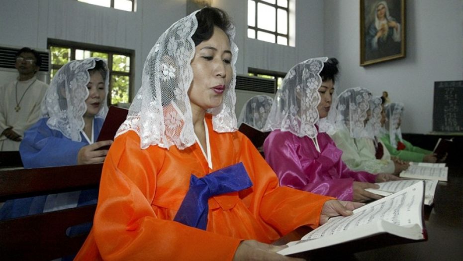 pengunjung gereja korea utara wanita