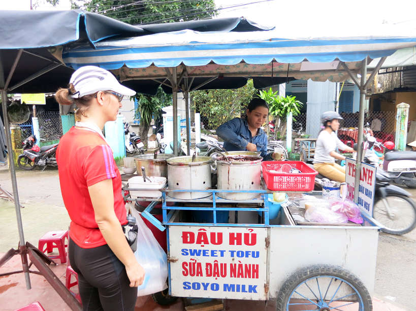 penjual makanan tepi jalan di vietnam 801