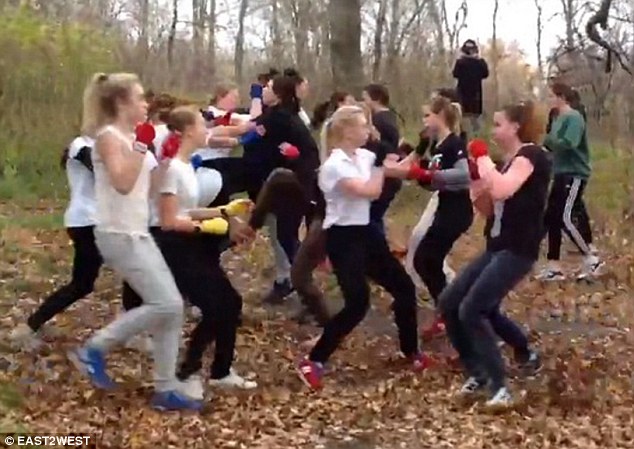pertarungan hutan melibatkan ultras wanita