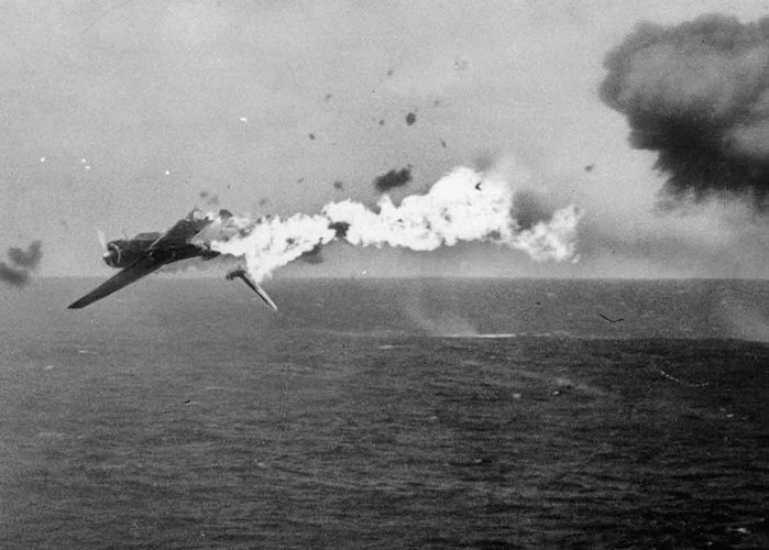 pesawat kamikaze jepun berjaya ditembak tentera as