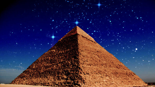 piramid giza di bawah bintang