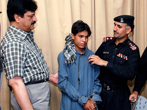polis pakistan tahan remaja suicide bomber pengebom berani mati