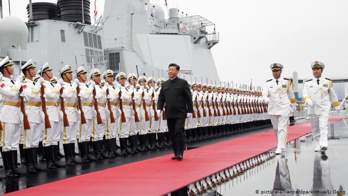 presiden china memeriksa barisan tentera laut