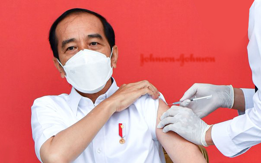 presiden indonesia joko widodo menerima suntikan vaksin covid 19 pertama