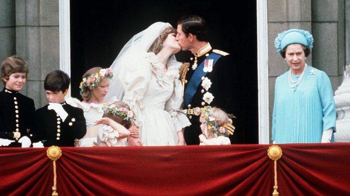 prince charles and princess diana kissing on the balcony of buckingham palace on their wedding day july 29 1981