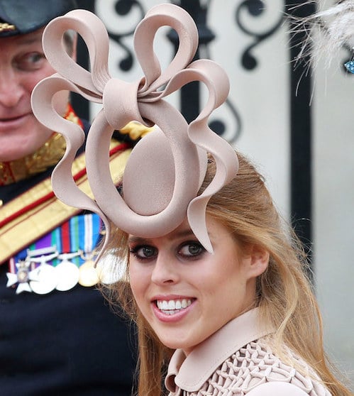 princess beatrice royal sedang memakai topi perkahwinannya