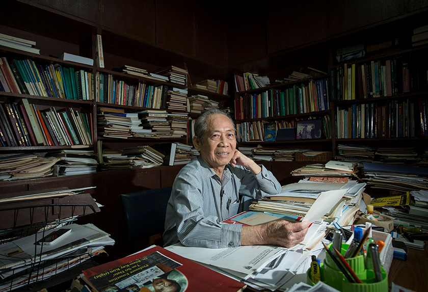 profesor khoo kay kim dalam bilik bacaan