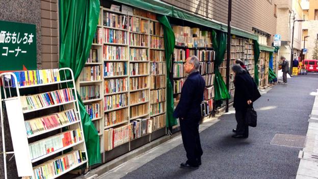 rak buku dalam dinding di sepanjang jalan jimbocho kampung buku tokyo