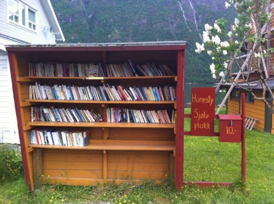 rak buku di perhentian bas norway kampung buku