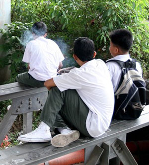 remaja sekolah merokok