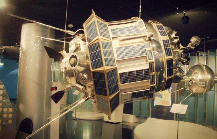 satelit lunik