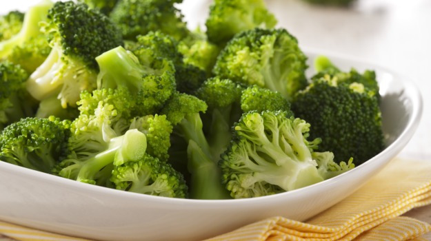 sayur brokoli mengandung banyak liang di mana ulat dan kotoran senang masuk ke dalam