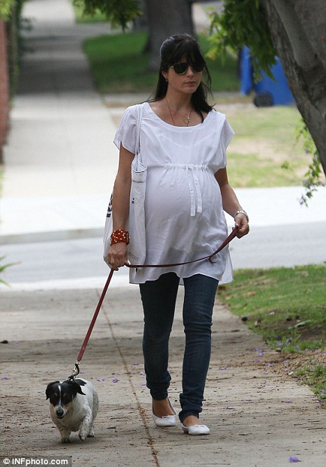 selma blair aktif membawa anjing kesayangan berjalan jalan ketika mengandung