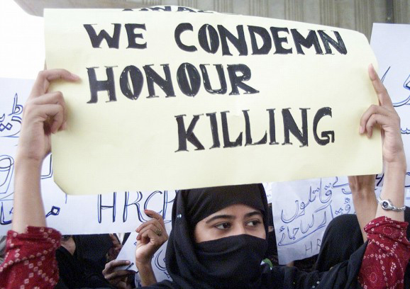 seorang wanita pakistan berdemonstrasi menentang honor killings 179