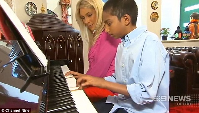 sharvin jeyendran berkebolehan bermain piano