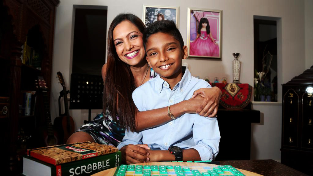 sharvin jeyendran remaja paling pintar di australia bersama ibunya deva menon