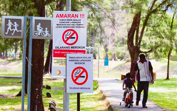 signboard amaran dilarang merokok taman permainan kanak kanak