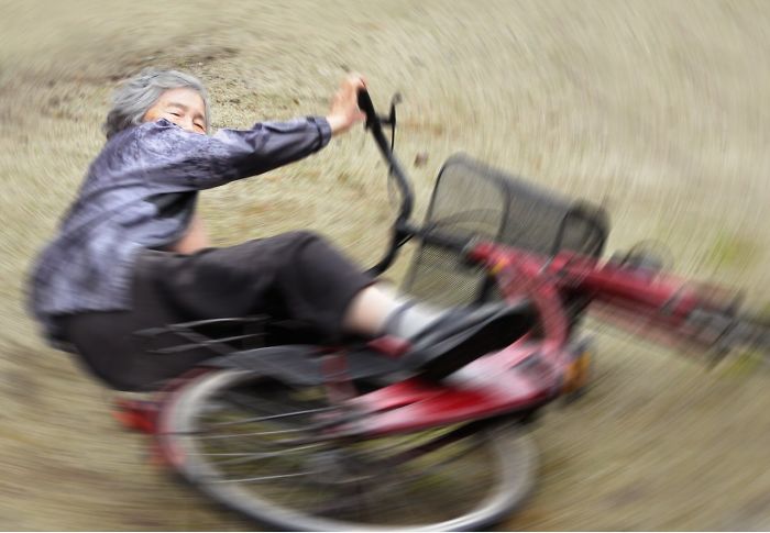 slide basikal macam motorcross nenek fotografer