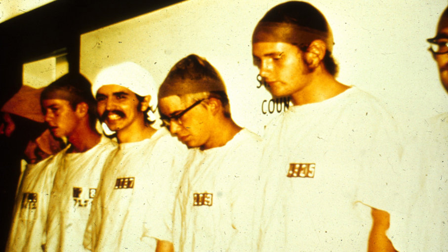 stanford prison experiment peserta dipakaikan baju