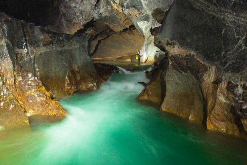 sungai bawah tanah gua hang son doong