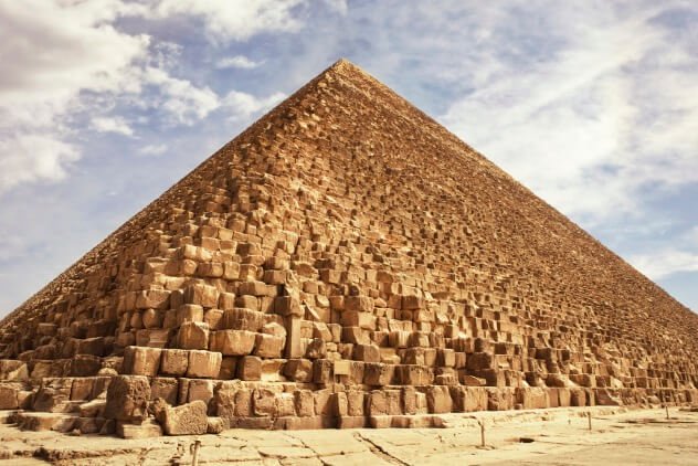 susunan batu piramid