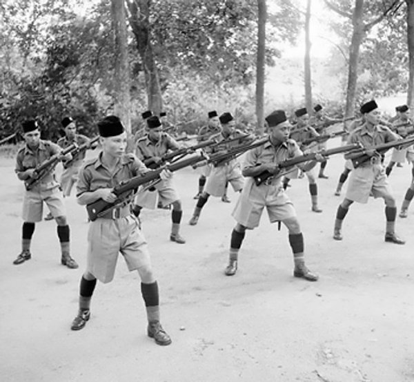 tentera dari rejimen melayu british melakukan latihan bayonet singapura okt 1941