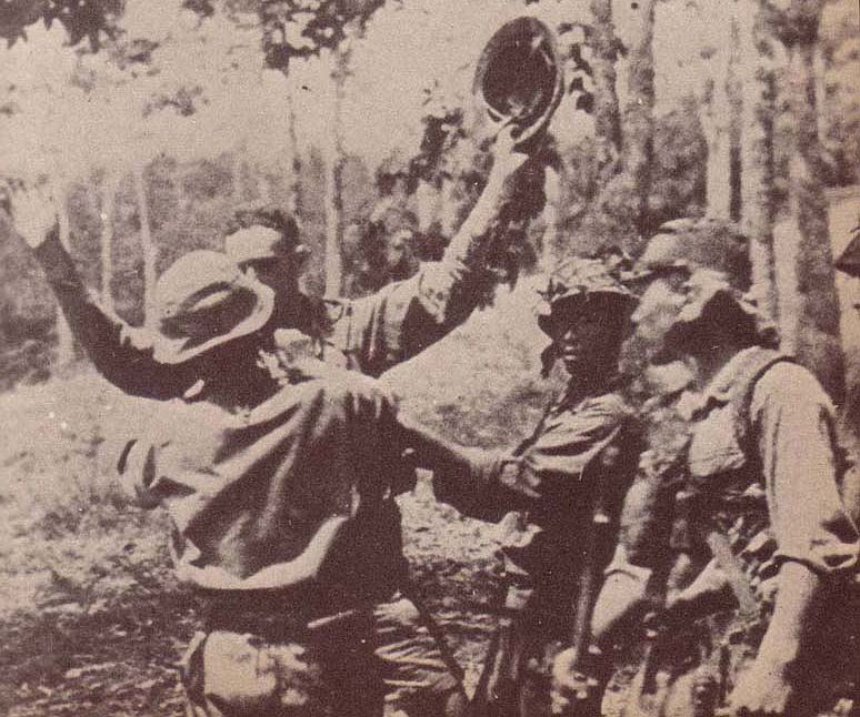 tentera jepun sedang melucutkan senjata pada tentera british yang ditangkap di malaya sekitar dis 1941 feb 1942